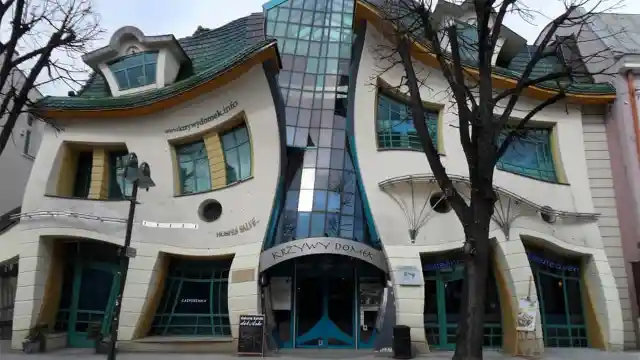 The Crooked House, Poland
