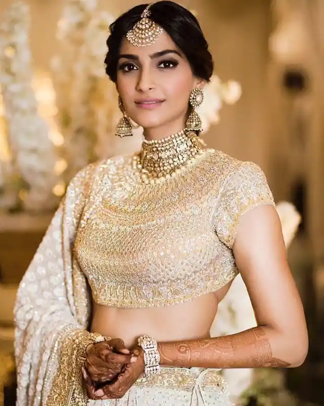 #13. Sonam Kapoor Is A Very Tall Girl