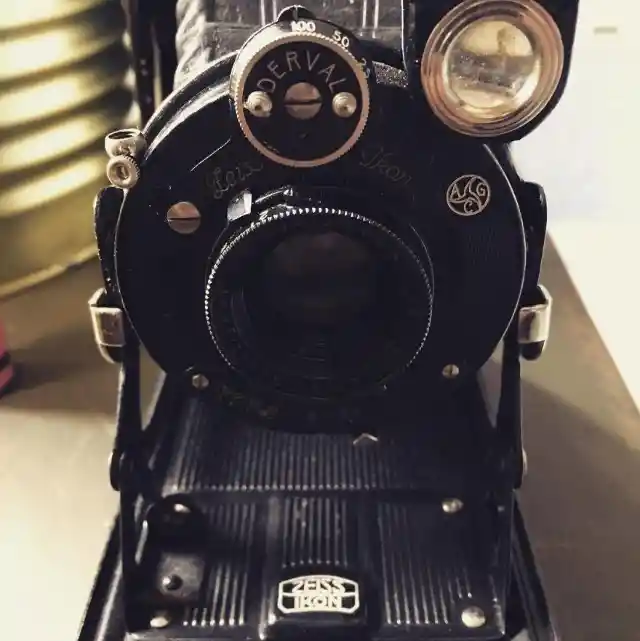 Man Buys Antique Camera, Is left Speechless When He Develops The Film He Had Discovered Inside