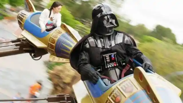Awkward Moments Caught On Camera In Disney Parks Show A Different Face Of The Magical World