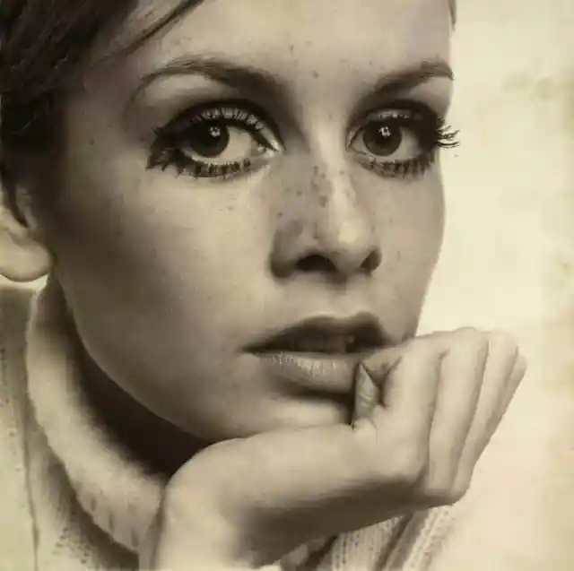 #18. Twiggy Eyelashes