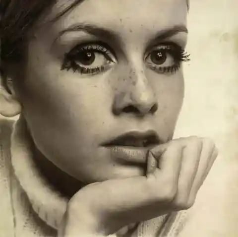 #18. Twiggy Eyelashes