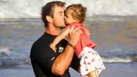 #20. Chris Hemsworth Gives Beach Kisses To His Daughter